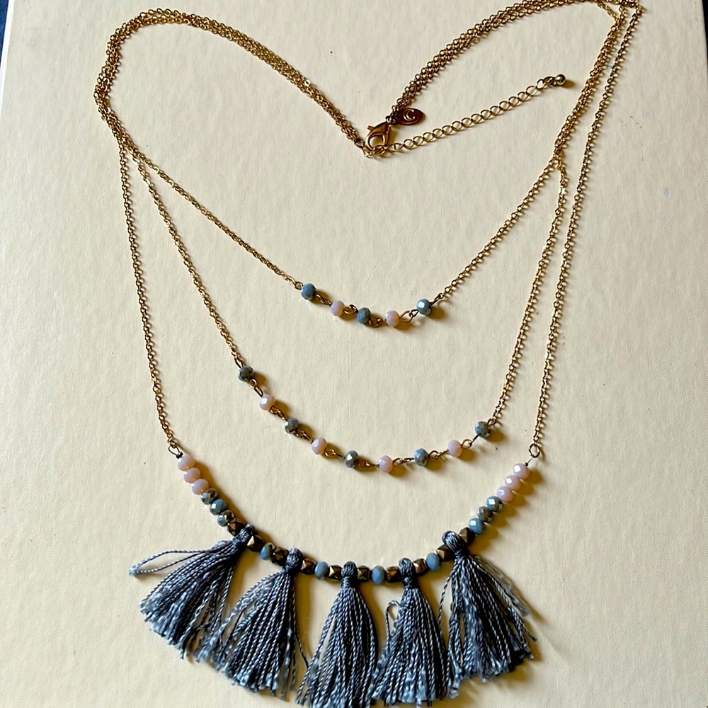 Soo pretty 3 strand gold tone necklace